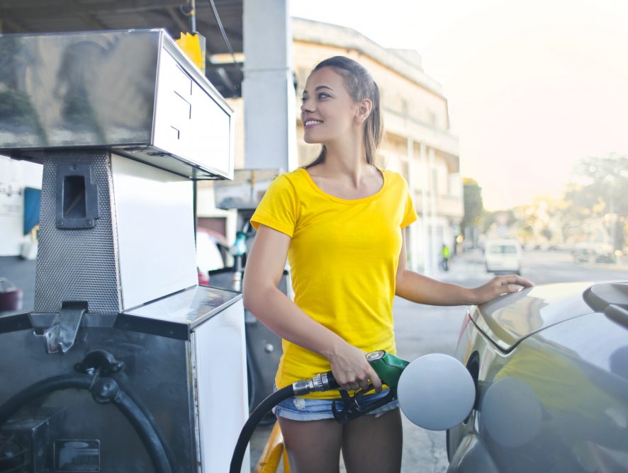 Oszczędzaj na paliwie, czyli jak tankować taniej w czasach wysokiej inflacji