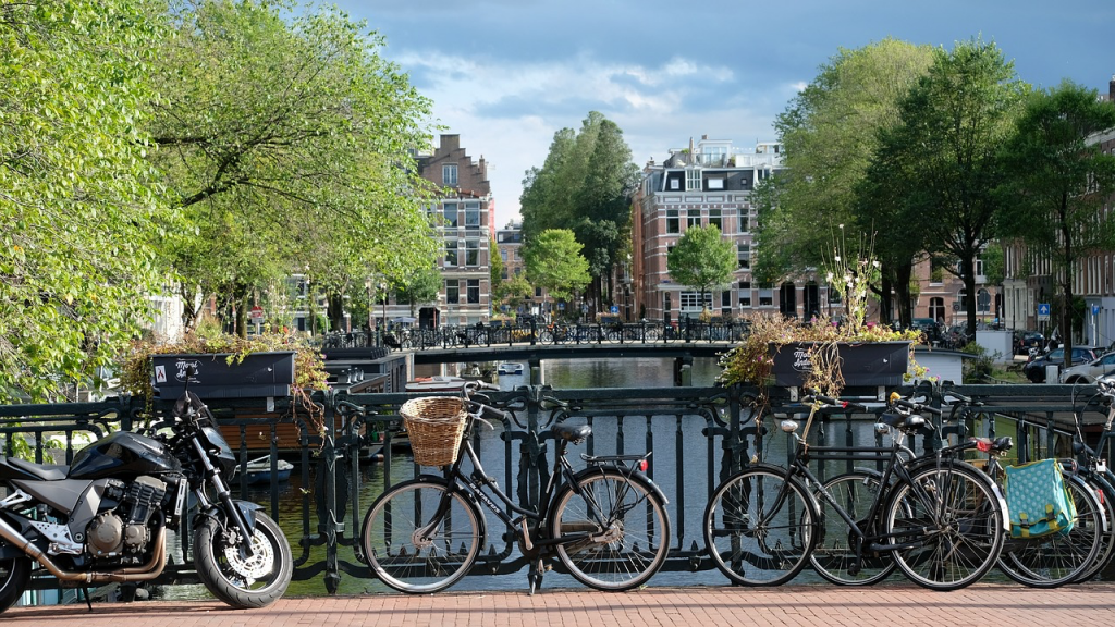 rowery na moście w Holandii