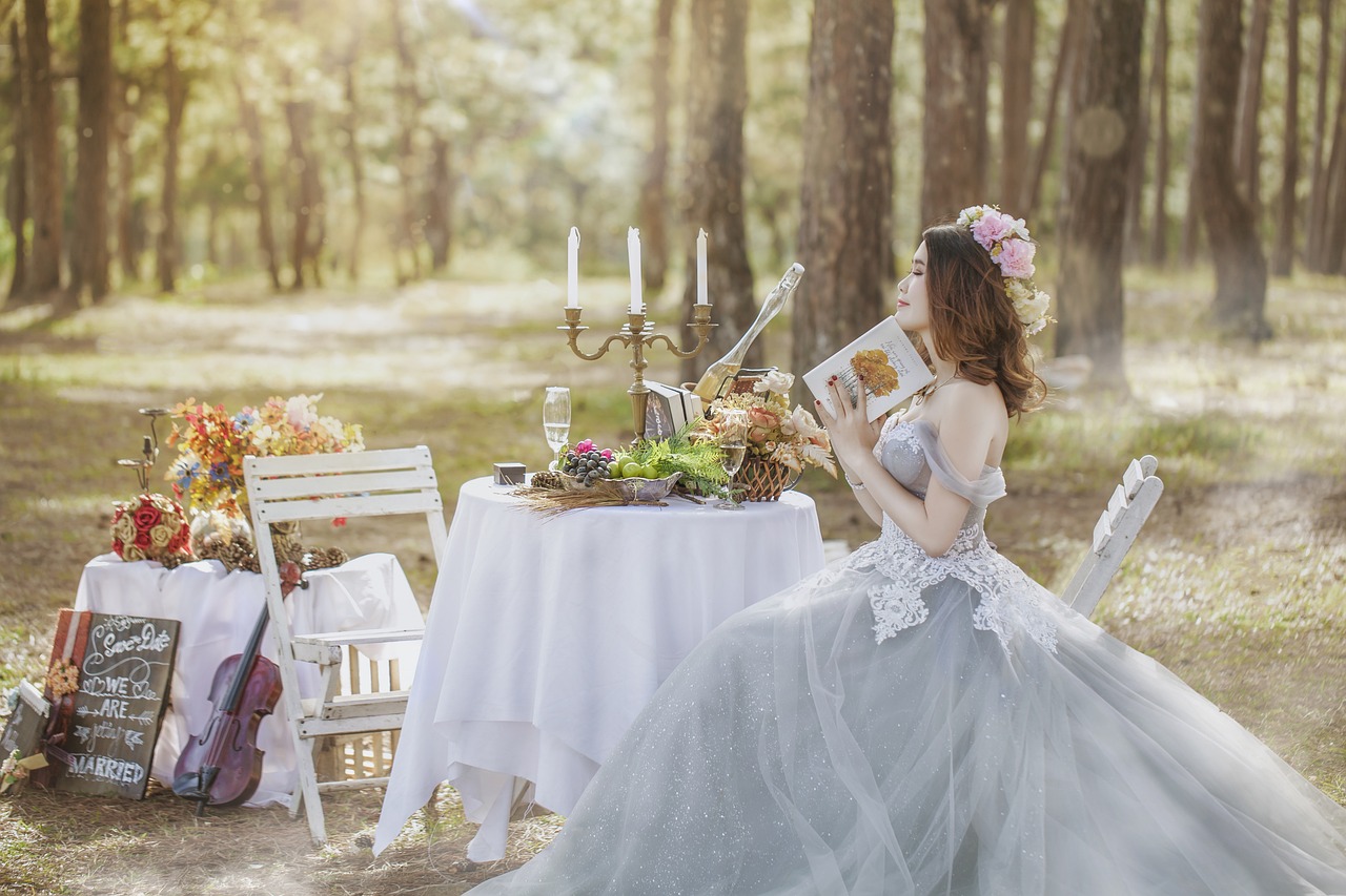 Przegląd modnych krojów sukienek na wesele