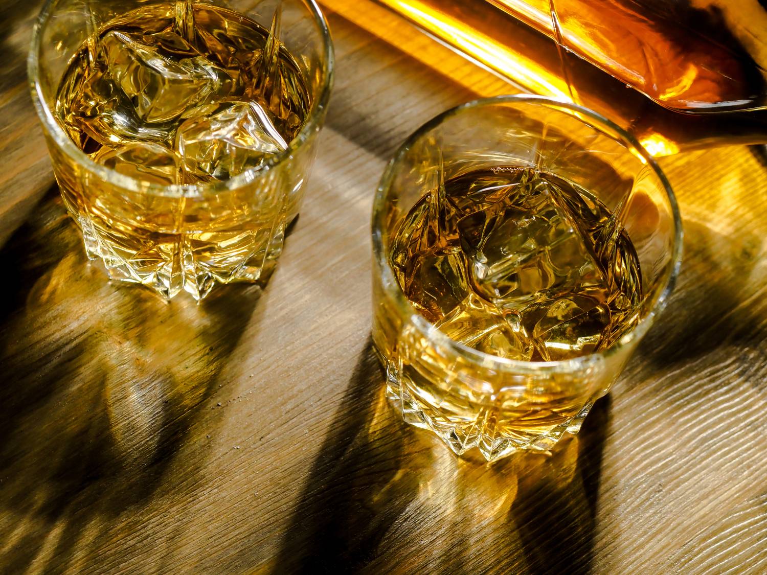 Jaką whisky wybrać na prezent? – dobre gatunki w niskim budżecie