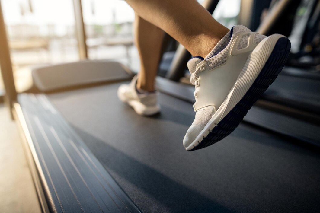 Jak wybrać idealne obuwie do biegania i treningu na siłowni?