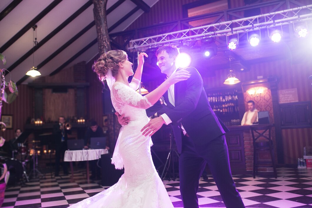 Jak profesjonalne studio tańca pomaga parom przygotować się do pierwszego tańca na swoim weselu?