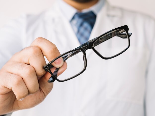 Jak prawidłowo dbać o okulary korekcyjne: praktyczne wskazówki i porady